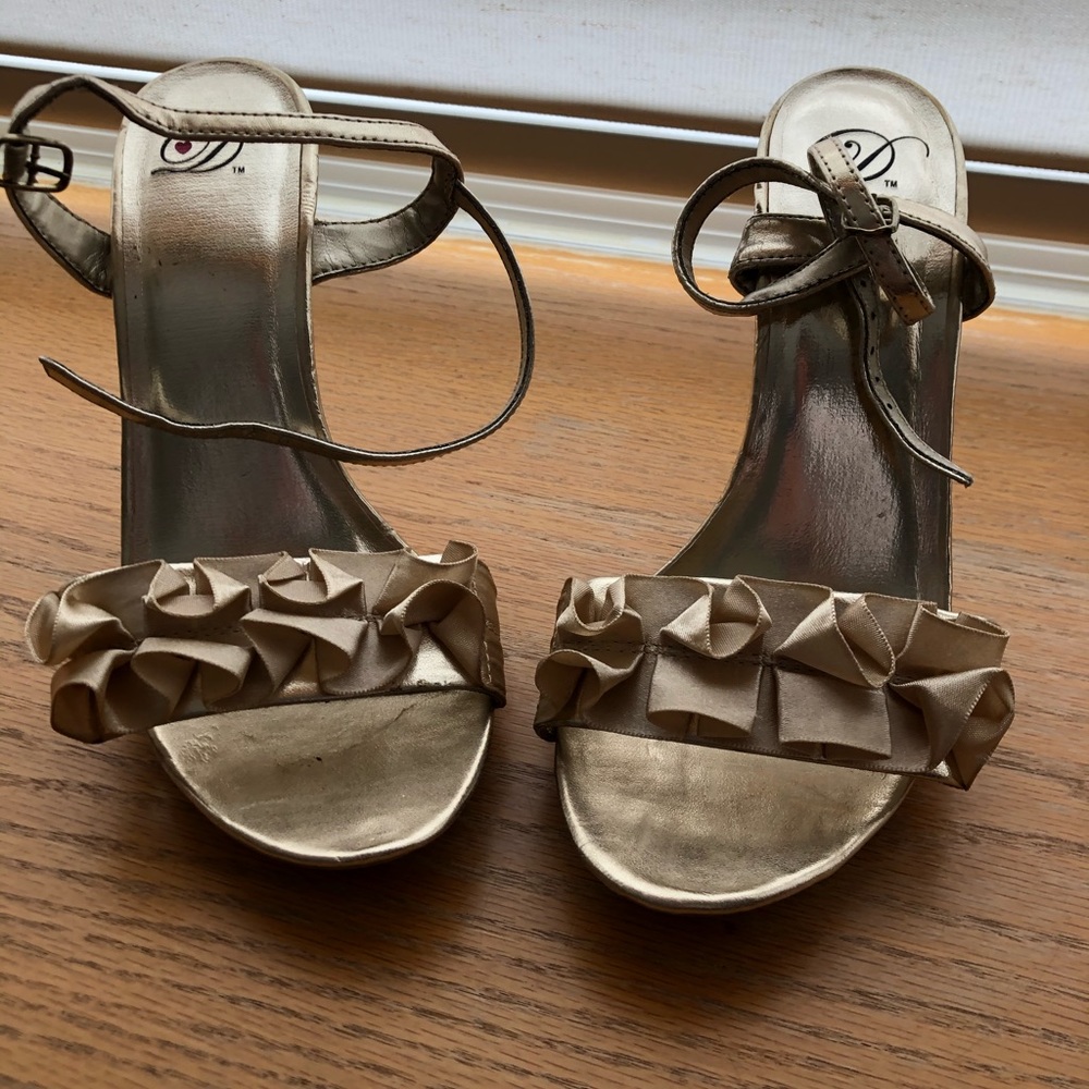 Gold sexy heels!